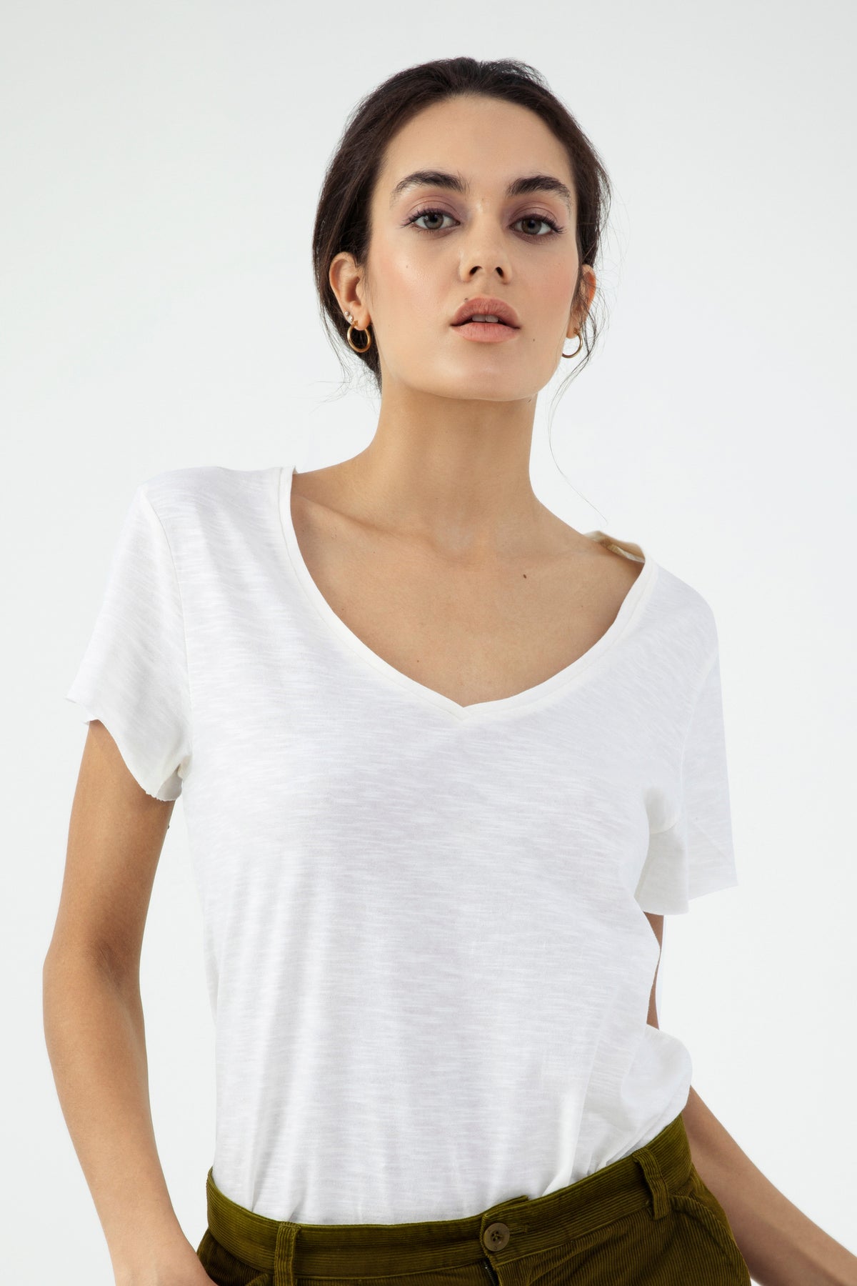 Rebecca Damen T-Shirt mit V-Ausschnitt und kurzen Ärmeln Off White