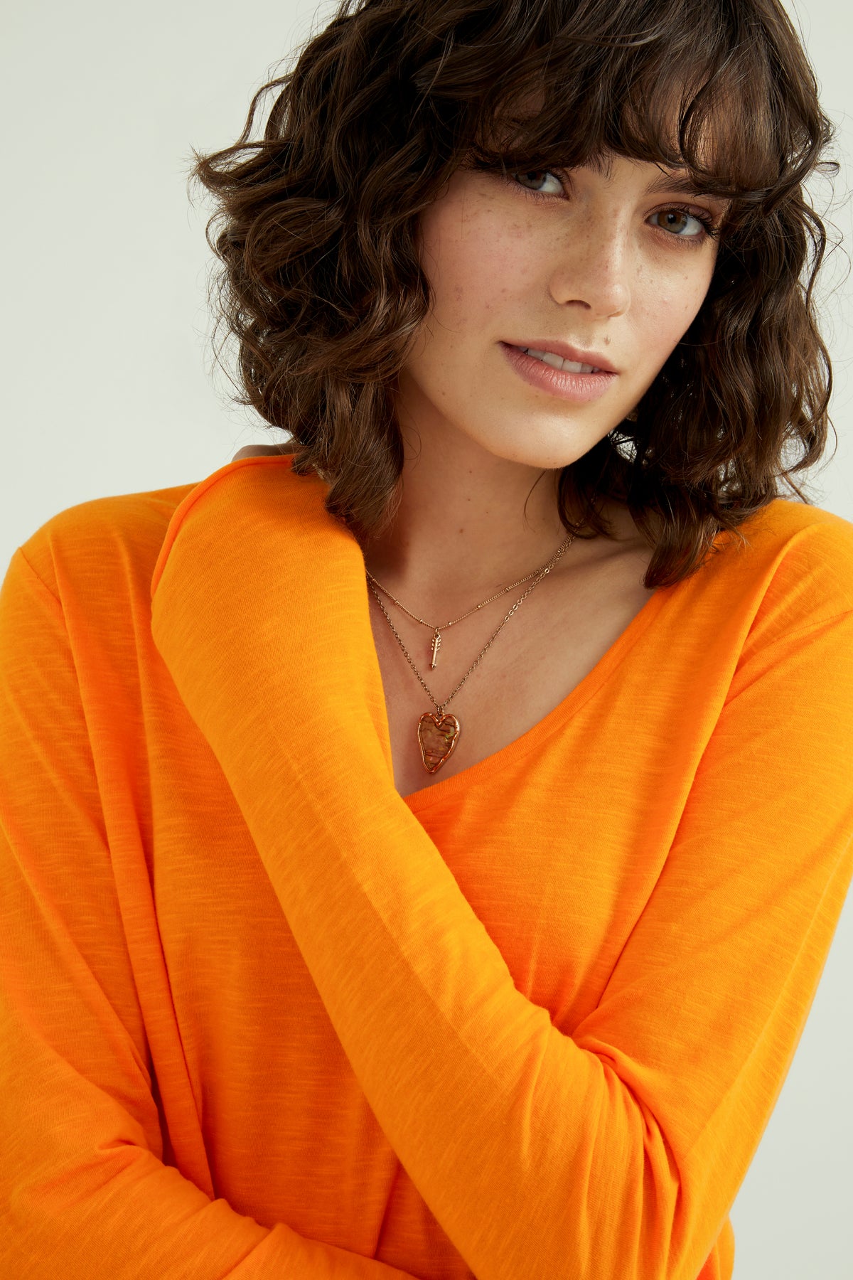 Esterella Frauen T-Shirt mit V-Ausschnitt und langen Ärmeln Flamme Orange