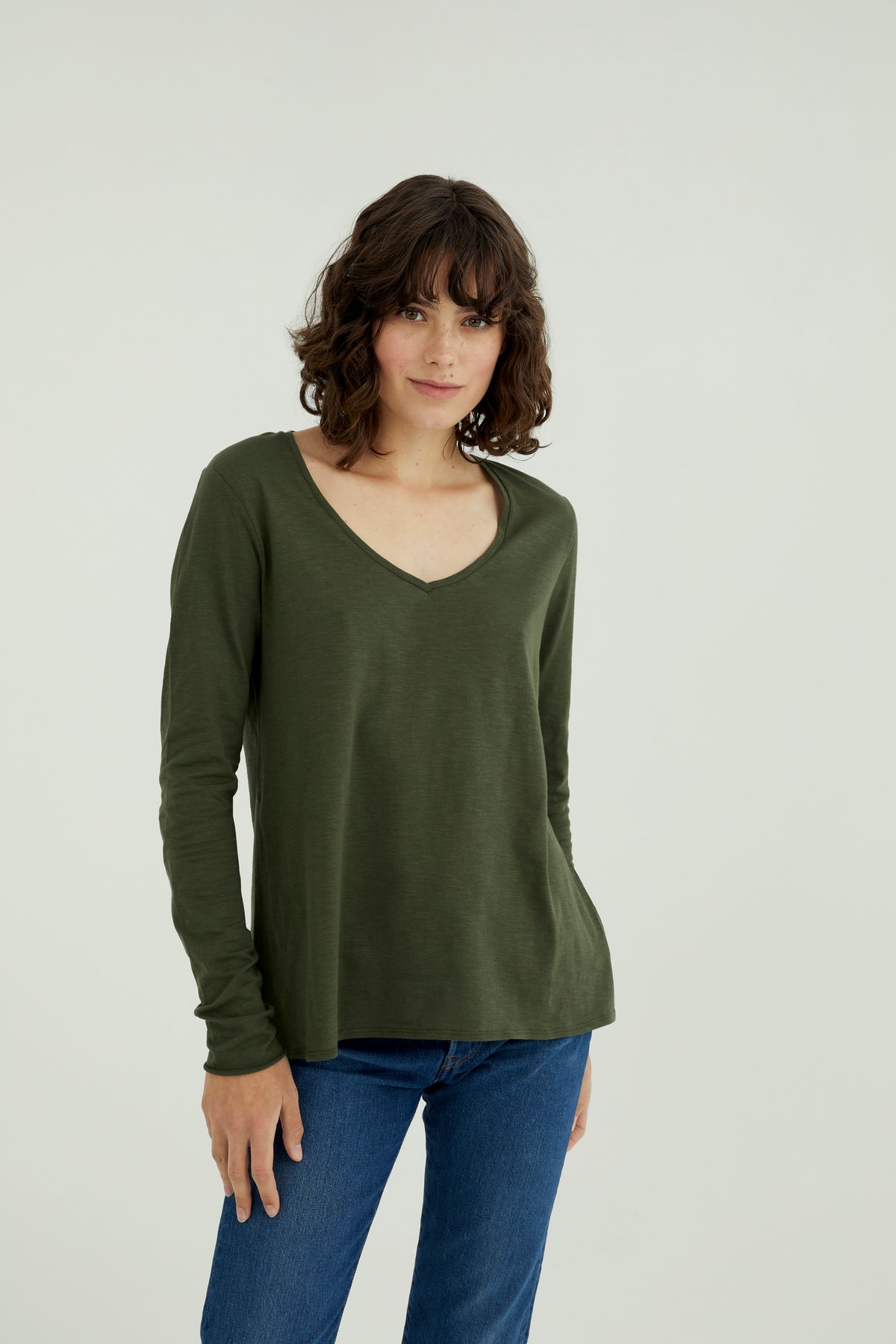 Esterella Frauen T-Shirt mit V-Ausschnitt und langen Ärmeln Rifle Green